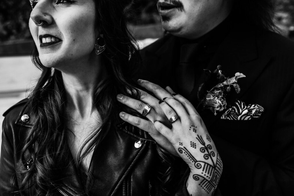 Photographe de Mariage atypique et rock en Suisse dans le canton de Fribourg, photos de couple intimiste des mariés