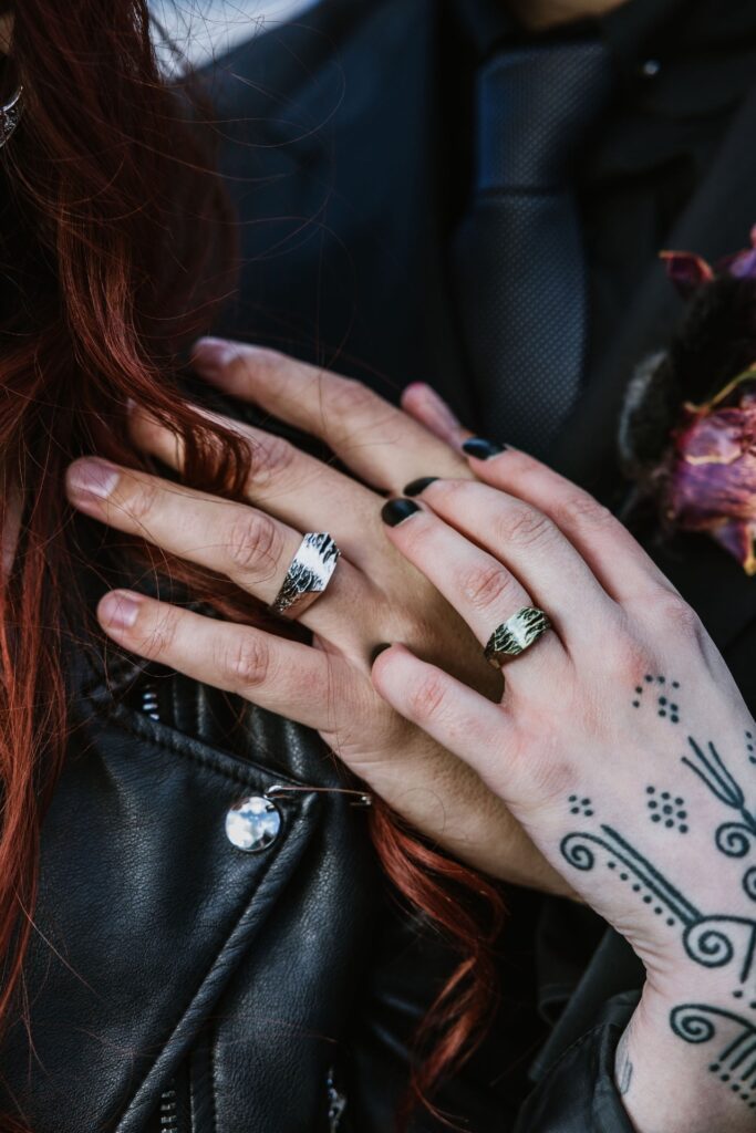 Photographe de Mariage atypique et rock en Suisse dans le canton de Fribourg, photos de couple intimiste des mariés