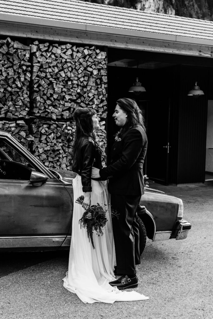 Photographe de Mariage atypique et rock en Suisse dans le canton de Fribourg, photos de couple intimiste des mariés