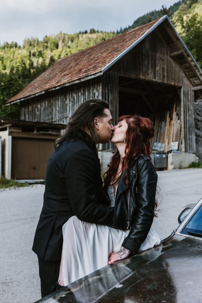 Photographe de Mariage atypique et rock en Suisse dans le canton de Fribourg, photos de couple intimiste des mariés