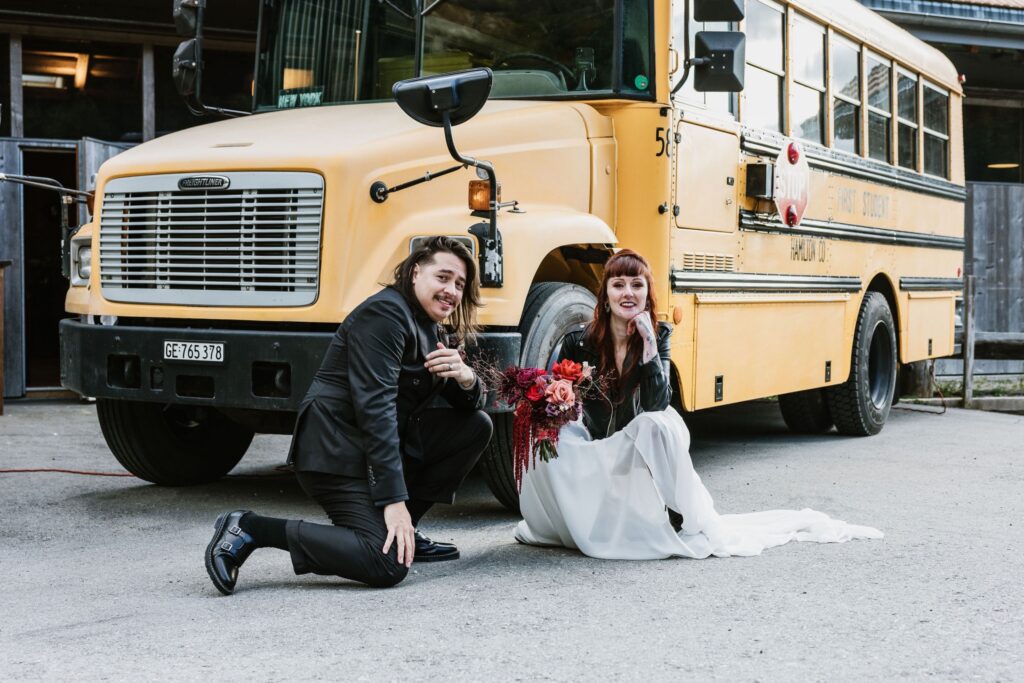 Photographe de Mariage atypique et rock en Suisse dans le canton de Fribourg, photos de couple intimiste des mariés