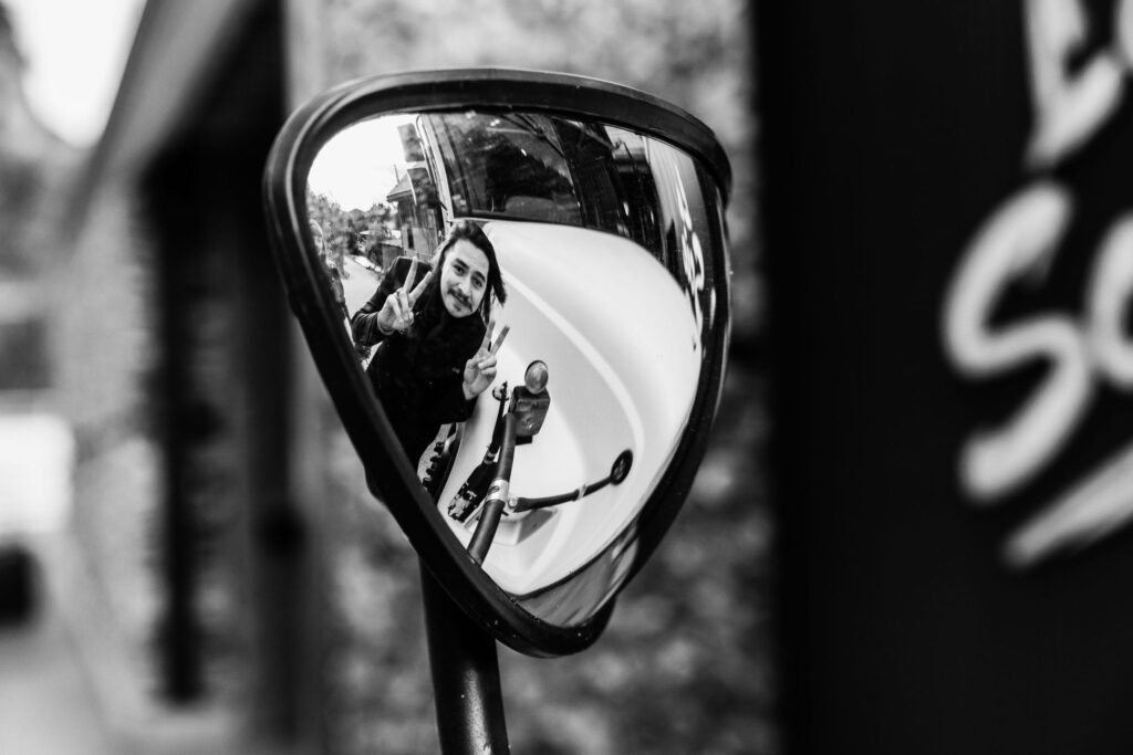 Photographe de Mariage atypique et rock en Suisse dans le canton de Fribourg, photos de couple intimiste des mariés