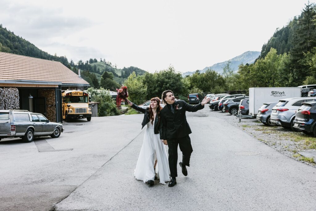 Photographe de Mariage atypique et rock en Suisse dans le canton de Fribourg, photos de couple intimiste des mariés