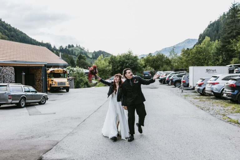 Photographe de Mariage atypique et rock en Suisse dans le canton de Fribourg, photos de couple intimiste des mariés