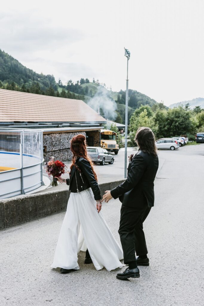 Photographe de Mariage atypique et rock en Suisse dans le canton de Fribourg, photos de couple intimiste des mariés