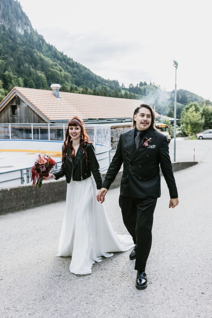 Photographe de Mariage atypique et rock en Suisse dans le canton de Fribourg, photos de couple intimiste des mariés