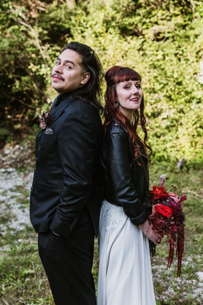Photographe de Mariage atypique et rock en Suisse dans le canton de Fribourg, photos de couple intimiste des mariés