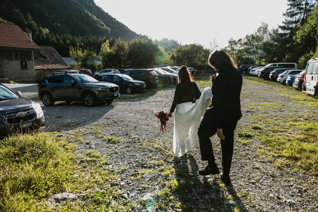 Photographe de Mariage atypique et rock en Suisse dans le canton de Fribourg, photos de couple intimiste des mariés