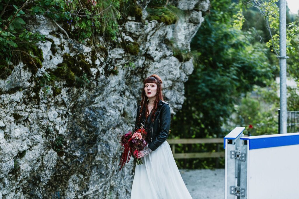 Photographe de mariage, cérémonie laïque de mariage atypique à la patinoire de Charmey, canton de Fribourg
