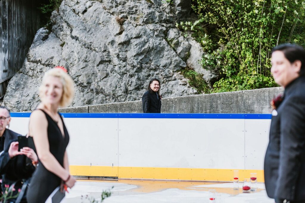 Photographe de mariage, cérémonie laïque de mariage atypique à la patinoire de Charmey, canton de Fribourg