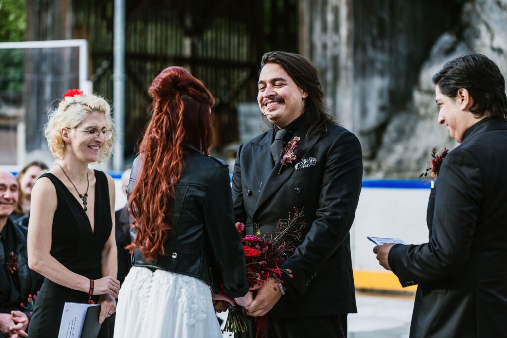 Photographe de mariage, cérémonie laïque de mariage atypique à la patinoire de Charmey, canton de Fribourg