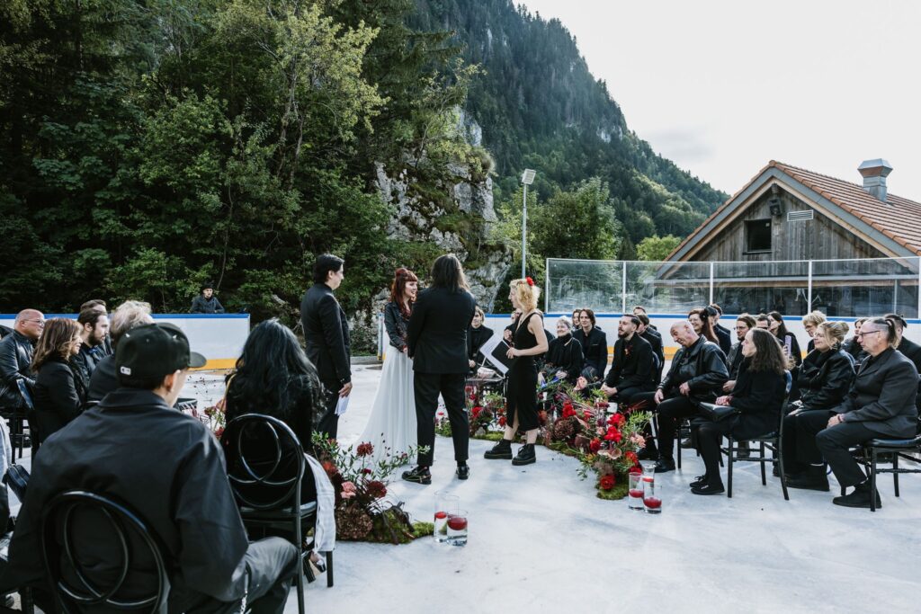 Photographe de mariage, cérémonie laïque de mariage atypique à la patinoire de Charmey, canton de Fribourg