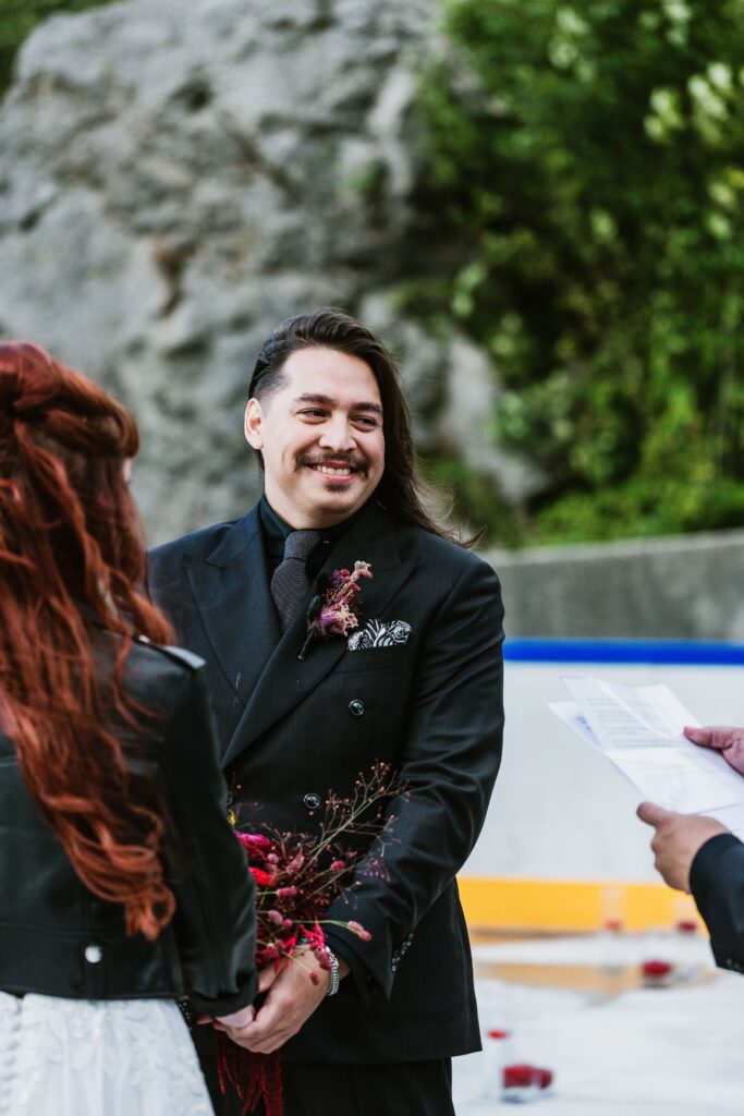Photographe de mariage, cérémonie laïque de mariage atypique à la patinoire de Charmey, canton de Fribourg