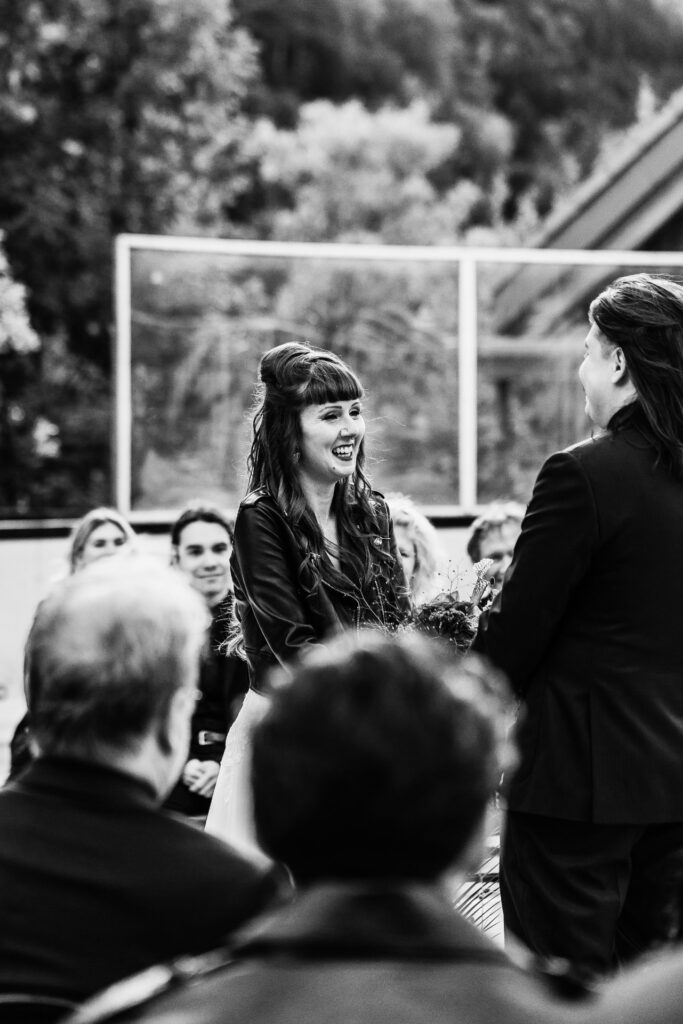 Photographe de mariage, cérémonie laïque de mariage atypique à la patinoire de Charmey, canton de Fribourg