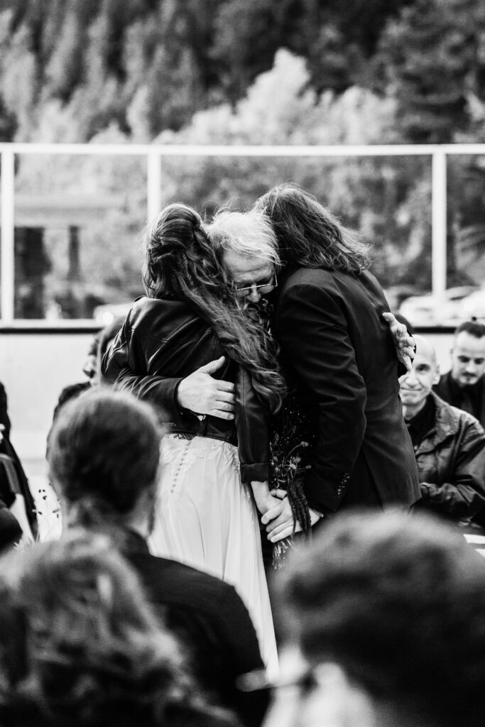 Photographe de mariage, cérémonie laïque de mariage atypique à la patinoire de Charmey, canton de Fribourg