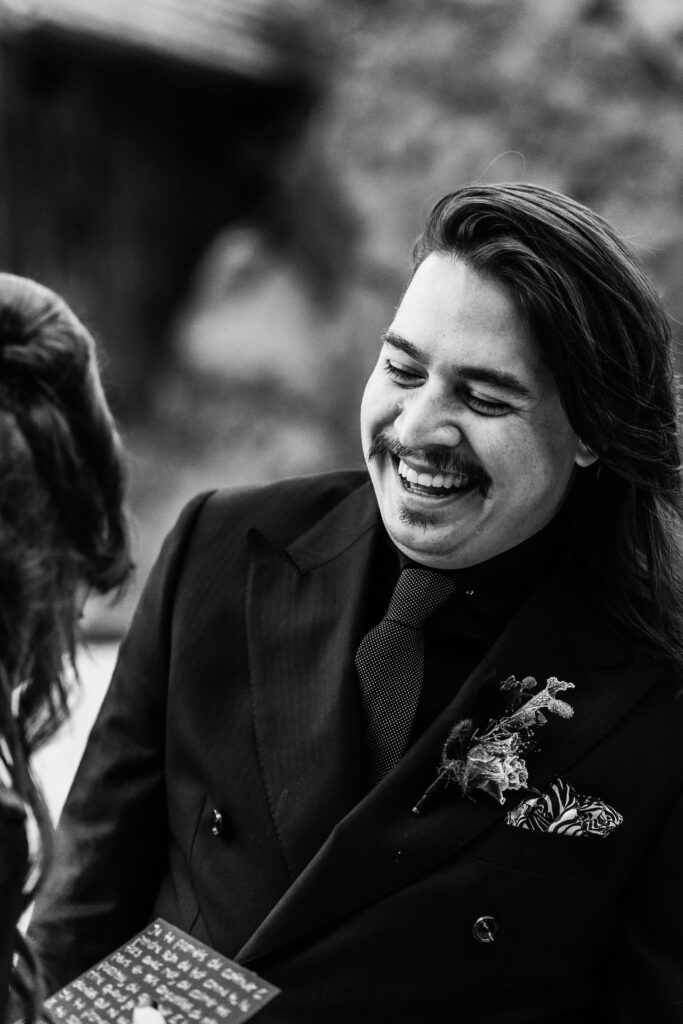 Photographe de mariage, cérémonie laïque de mariage atypique à la patinoire de Charmey, canton de Fribourg