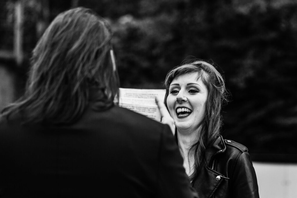 Photographe de mariage, cérémonie laïque de mariage atypique à la patinoire de Charmey, canton de Fribourg
