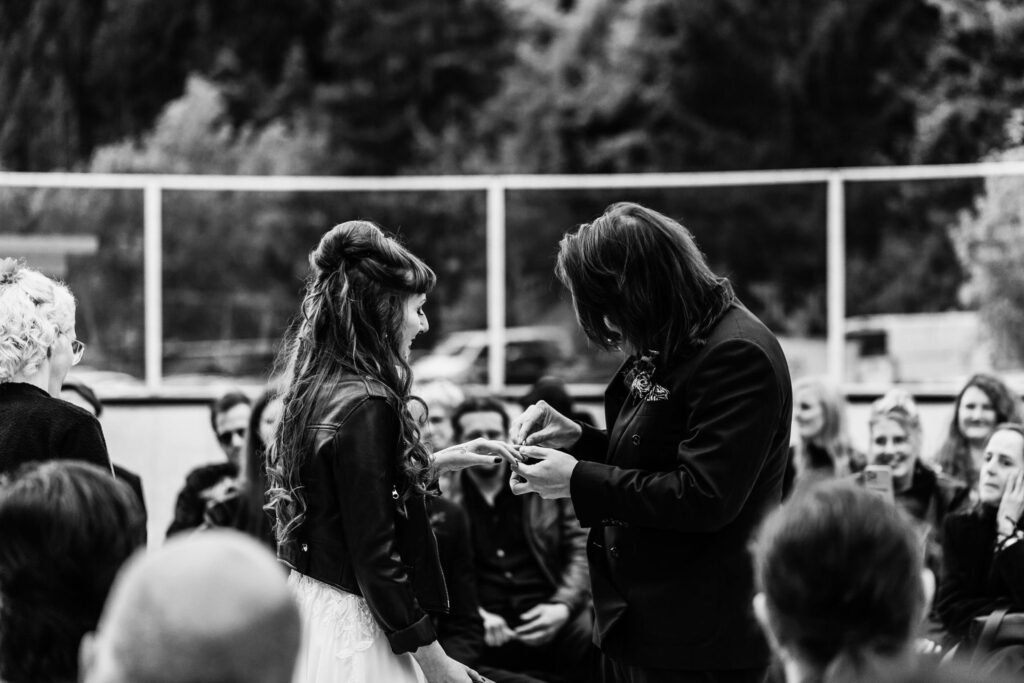 Photographe de mariage, cérémonie laïque de mariage atypique à la patinoire de Charmey, canton de Fribourg