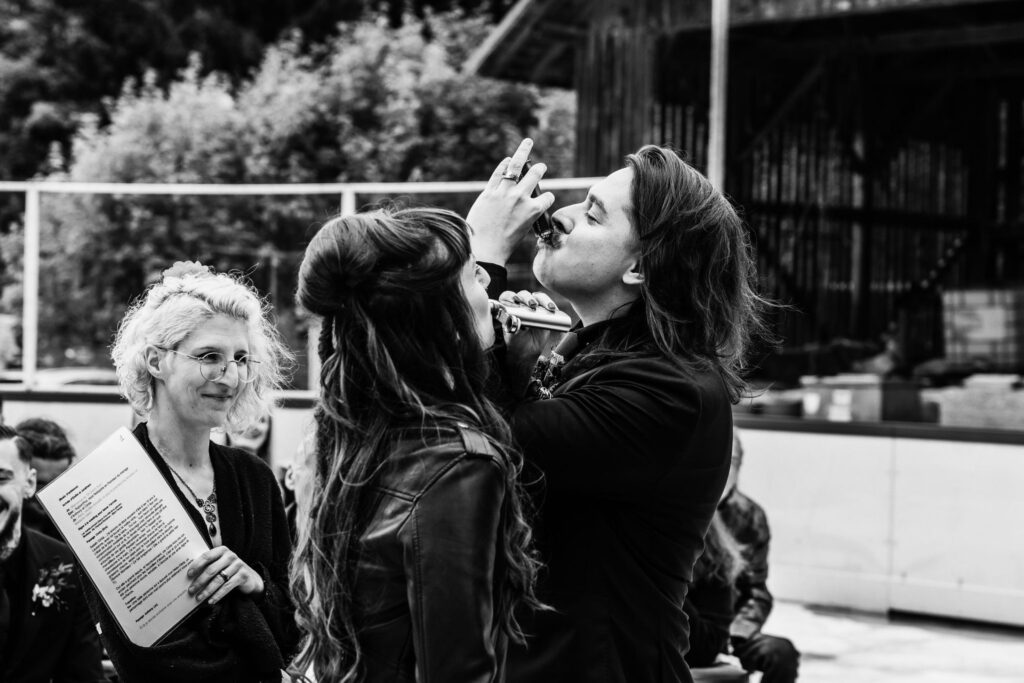 Photographe de mariage, cérémonie laïque de mariage atypique à la patinoire de Charmey, canton de Fribourg