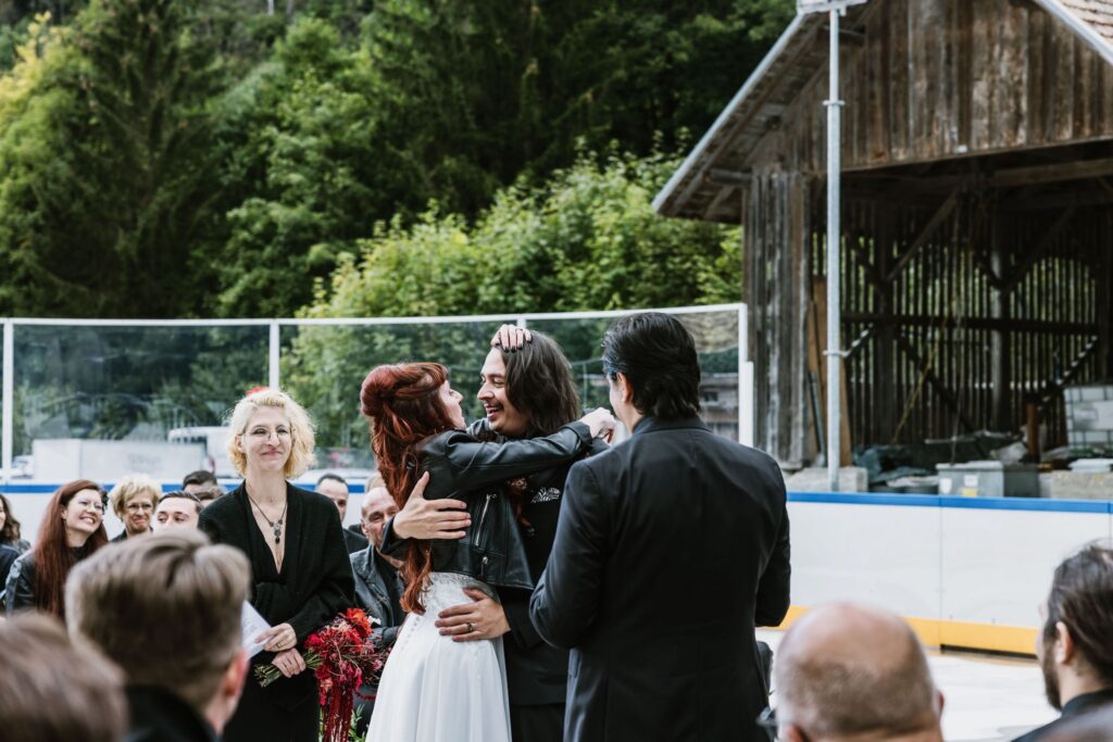 Photographe de mariage, cérémonie laïque de mariage atypique à la patinoire de Charmey, canton de Fribourg