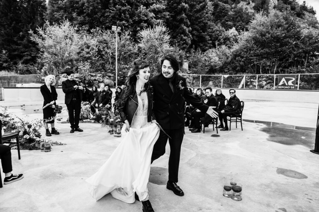 Photographe de mariage, cérémonie laïque de mariage atypique à la patinoire de Charmey, canton de Fribourg