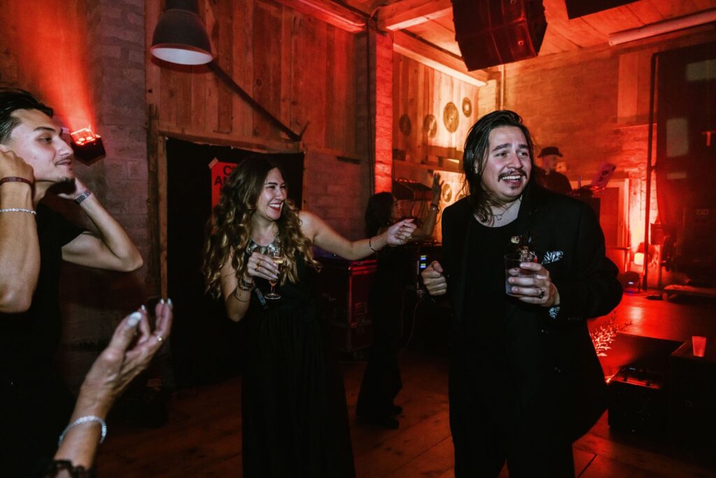Photographe de mariage atypique en suisse romande, photo de la soirée