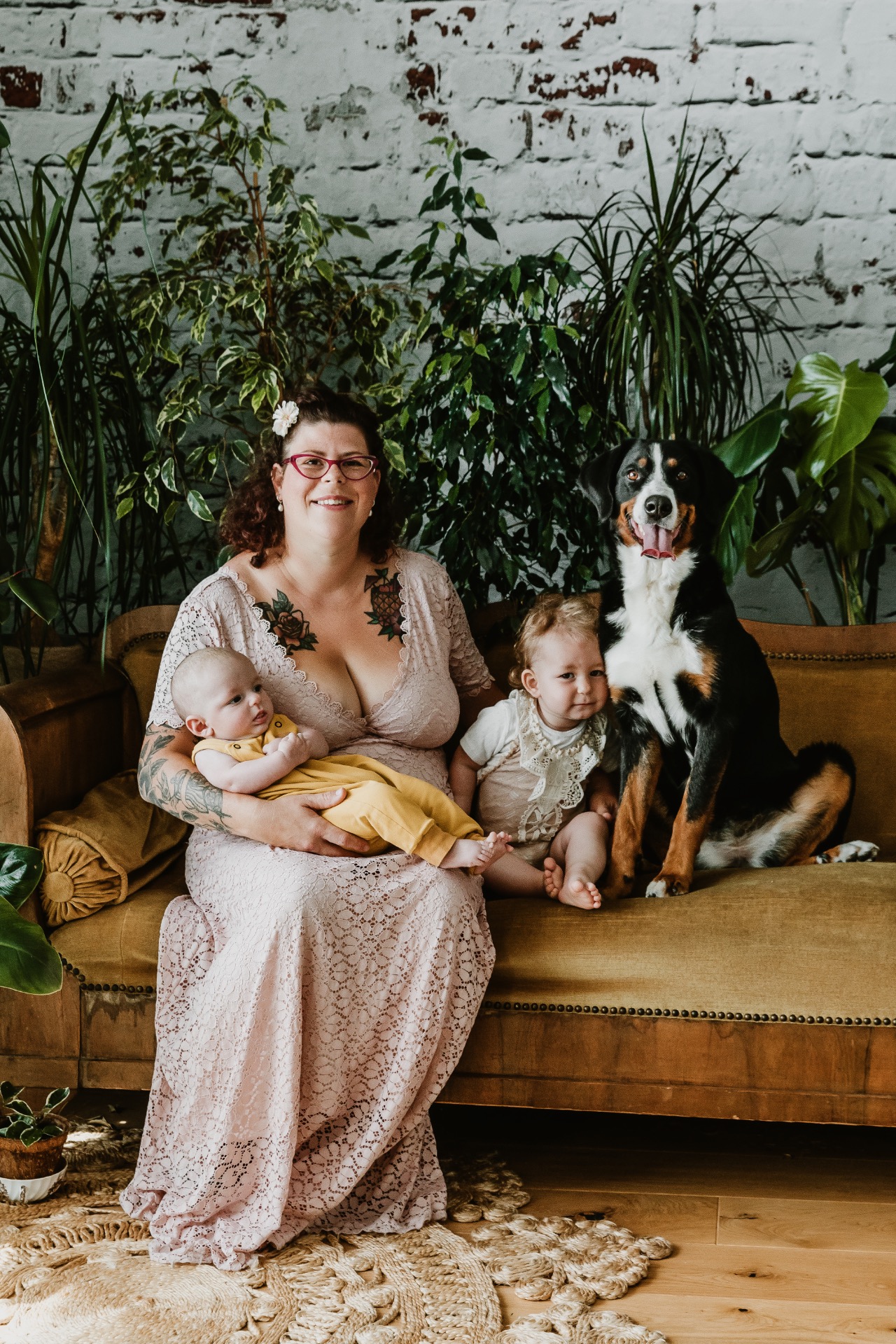Photo de famille avec le chien en studio lifestyle à la chaux-de-fonds
