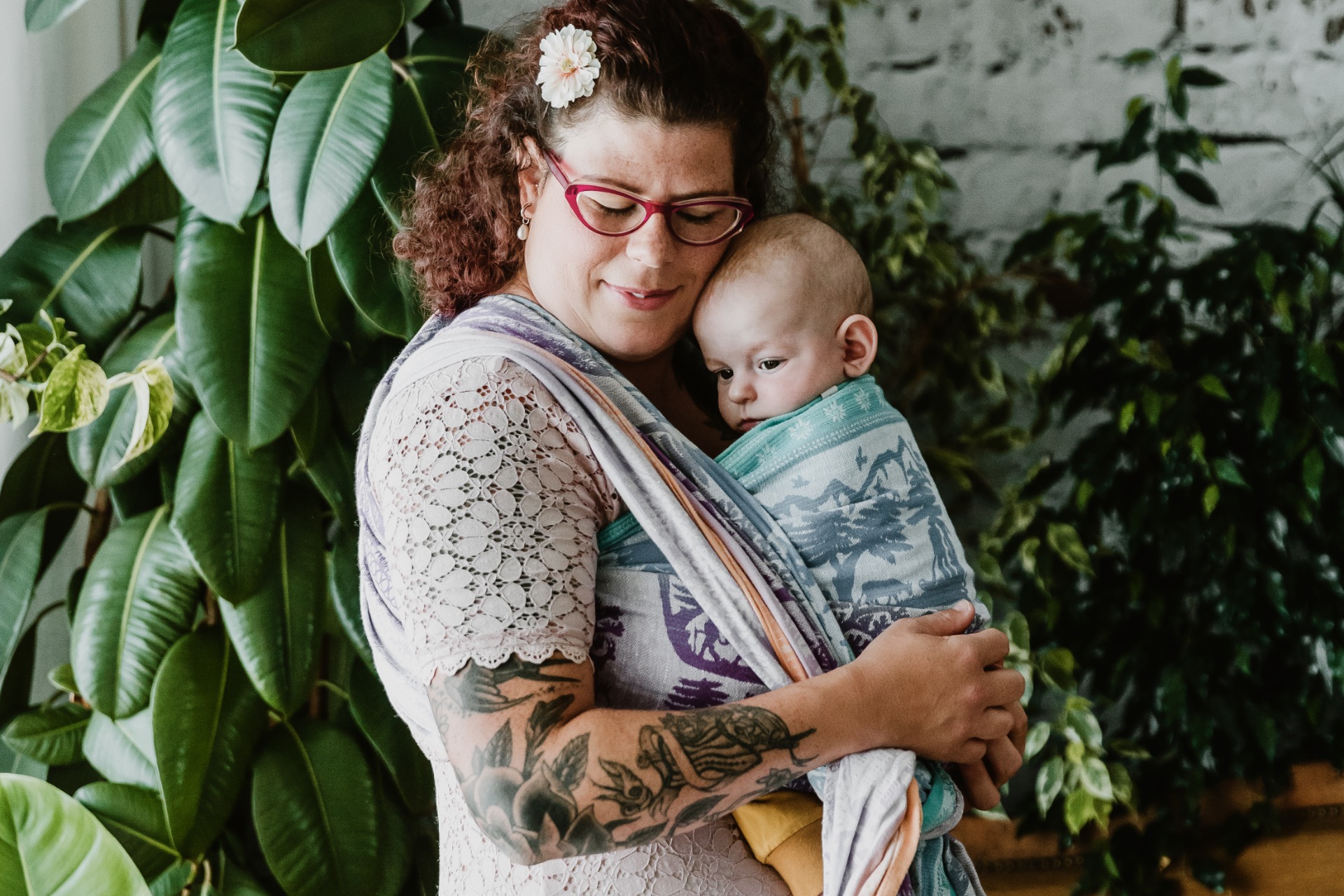 Photo de famille et de portage en écharpe en studio lifestyle à la chaux-de-fonds