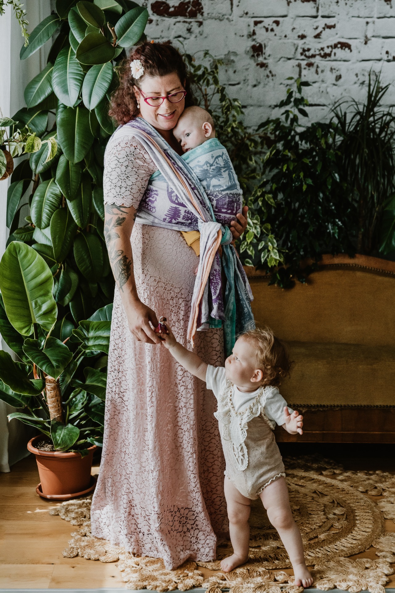 Photo de famille et de portage en écharpe en studio lifestyle à la chaux-de-fonds